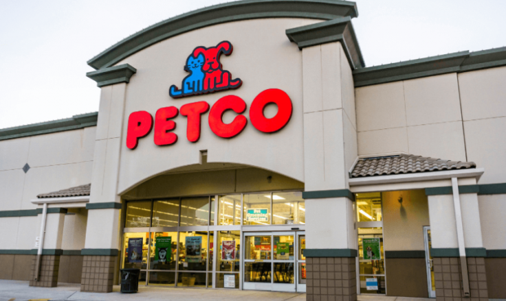 Petco abre una tienda insignia para su marca premium de accesorios para perros Reddy